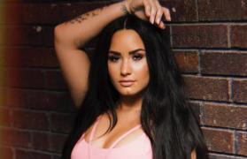 Demi Lovato într-o şedinţă foto
