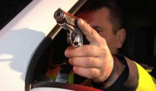 Băiat de 16 ani, oprit cu focuri de armă de poliţişti. Puştiul a fost urmărit şi blocat pe drumul care leagă Mioveni de Câmpulung