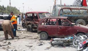 Zeci de morţi, inclusiv copii, după un atentat sinucigaş la o secţie de votare din Pakistan