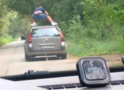 Un şofer de 19 ani, începător, s-a urcat pe plafonul maşinii, în mers, pe o şosea din Arad