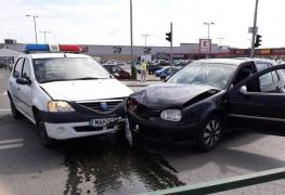 Un băieţel de 8 ani a fost grav rănit într-un accident la Brăila, pentru că stătea pe bancheta din spate fără centură de siguranţă
