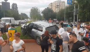 Pietoni spulberaţi de o maşină în Bucureşti. Accidentul, surprins de camere