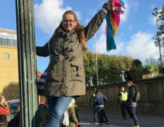 O studentă activistă a protestat la bordul unui avion, pentru ca un imigrant afgan să nu fie deportat din Suedia (Video)