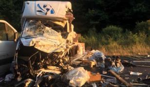 Soferi romani, raniti intr-un grav accident in Franta