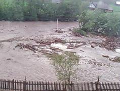 Proprietarul a fost evacuat la timp, însă acum utoritățile încearcă să facă un zid de protecție