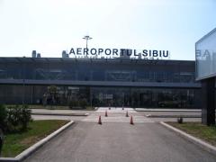 Panică pe Aeroportul Sibiu. Sute de oameni, evacuaţi de urgenţă după ce s-a simţit un miros înţepător