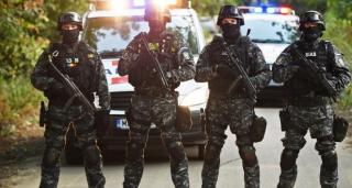 Tânără salvată de mascaţi, după ce iubitul său o ţinea legată de calorifer, să nu-l părăsească