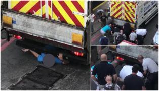 Moment uluitor: 15 bărbați ridică pe brațe un camion de gunoi, după ce un bătrân a fost prins sub roți