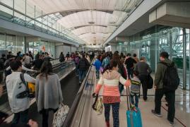 Turişti chinezi şi străini într-un aeroport din China