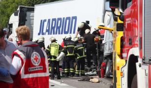 Trei soferi romani au fost raniti in urma unui accident pe o autostrada din Germania