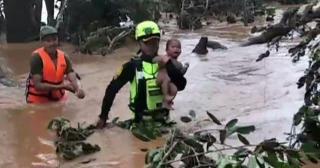 Un bebeluş plângând este salvat din ape după catastrofa din Laos