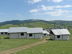 Satul Rotunda, scos la vânzare. 205 case noi, la preţuri derizorii