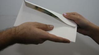 O femeie din Suceava a dat şpagă 3.000 de euro ca să-şi angajeze familia în Poliţie