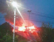 Incendiu la o fabrică din Târgu Lăpuş. Pompierii se luptă cu flăcările uriaşe (Foto)