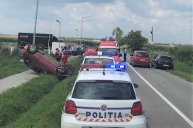 Mamă şi fetiţele sale în stare gravă, lovite frontal de o maşină care a intrat pe contrasens