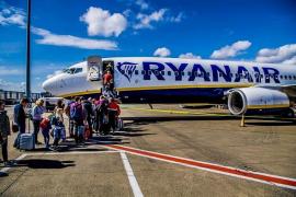 Pasagerii se îmbarcă în aeronava Ryanair