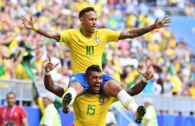 Neymar și Paulinho la meciul Braziliei cu Mexicul