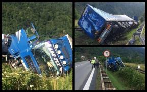 Un TIR s-a răsturnat pe calea ferată, la Câineni, în Vâlcea. Imagini incredibile de la accident