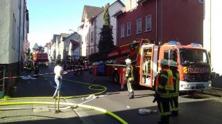 Un tată şi-a atacat cu cuţitul cei patru copii, printre care un bebeluş de o lună, şi pe mama lor, apoi a dat foc apartamentului. A încercat să scape aruncându-se pe geam