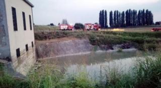 O româncă din Italia, însărcinată, s-a aruncat în apă pentru a-şi salva câinele, dar n-a mai putut să iasă şi a început să strige, disperată