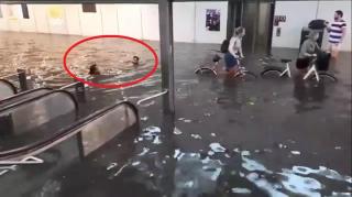 Tineri din Suedia înoată în subsolul gării din Uppsala, inundat de furtună