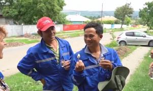 Muncitori vietnamezi primesc mâncare de la localnicii din Flămânzi