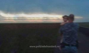 O fetiţă de trei ani înţepată de albine, în şoc anafilactic, a fost dusă în braţe câţiva kilometri, în Constanţa, drumul fiind impracticabil pentru ambulanţă