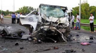 Un TIR a spulberat microbuzul în care mirele şi invitaţii săi se duceau la nuntă. 14 morţi şi 4 răniţi într-un accident devastator