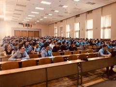 Elevii stau în băncile Academiei de Poliţie