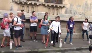 Zeci de oameni au protestat în faţa Brigăzii Rutiere, după ce autorităţile au retras numerele de înmatriculare cu mesaj împotriva PSD