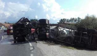 O cisternă plină cu ciment s-a răsturnat pe DN1. Traficul în zonă este complet blocat