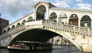 Patru români au primit interdicţie în Veneţia după ce au tâlhărit zeci de turişti străini