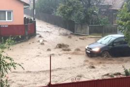 Prăpăd în Vâlcea! O furtună violentă a doborât zeci de copaci, a smuls acoperişurile caselor și a inundat străzile (Video)