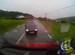 Momentul impactului dintre o masina de pompieri si un autoturism