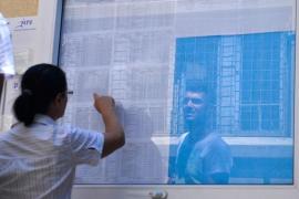 Listele cu notele obţinute de candidaţi, afişate la avizierul unui liceu din ţară