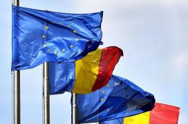 Drapelele Uniunii Europene si al Romaniei, în faţa Guvernului României