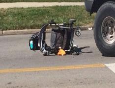 Cărucior cu copil de 2 ani, spulberat de o maşină, la Sibiu. Mama a traversat neregulamentar strada