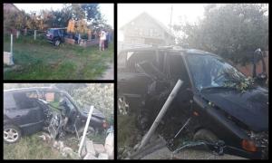 Un tânăr de 19 ani fără permis şi băut a făcut praf maşina, într-un gard de beton, şi a fugit, la Salcea, în Suceava. Un adolescent a murit