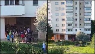 Imagini incredibile într-o scară de bloc din Tătăraşi. Doi puşti îşi cară pumni şi picioare, în timp ce zeci de copii aclamă