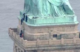 O femeie s-a căţărat pe Statuia Libertăţii, de ziua Americii, în semn de protest faţă de separarea familiilor de imigranţi (video)