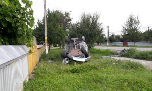 Accident teribil la Mirosloveşti. O familie de ucrainieni s-a răsturnat cu maşina, după ce a lovit un cap de pod. Printre victime sunt doi copii
