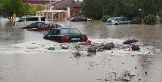 Maşini sub apă, asflat rupt, canalizări înfundate! Prăpăd la Cernavodă din cauza ploilor torenţiale. Este cod portocaliu de vreme extremă
