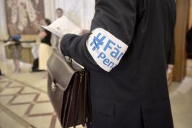 Deputat USR care poartă o banderolă cu mesajul "Fara Penali"