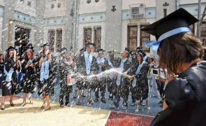 Liceeni de la Colegiul Naţional Gheorghe Lazăr celebrează terminarea liceului