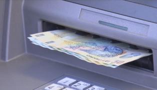Bani într-un bancomat