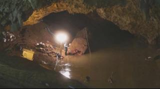 Un salvator al celor 12 copii blocaţi într-o peşteră în Thailanda a murit după ce le-a dus oxigen