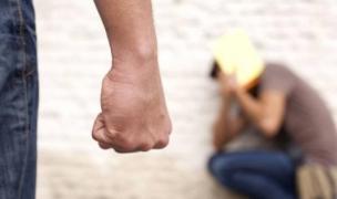 Teroare într-o familie din Gorj. Tatăl şi-a bătut sălbatic fiul de 15 ani, care va sta internat 35 de zile. Mama nu a îndrăznit să spună ceva