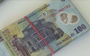 Bancnote de 100 de lei pe o masă
