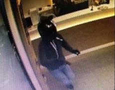 Autorul jafului de la banca din Baia Mare, filmat de camerele de supraveghere