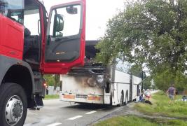 Autocar care transporta zeci de copii, făcut scrum după ce a luat foc pe o şosea din Gorj
